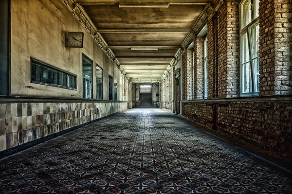 Découvrez les trésors cachés : exploration des lieux abandonnés en france